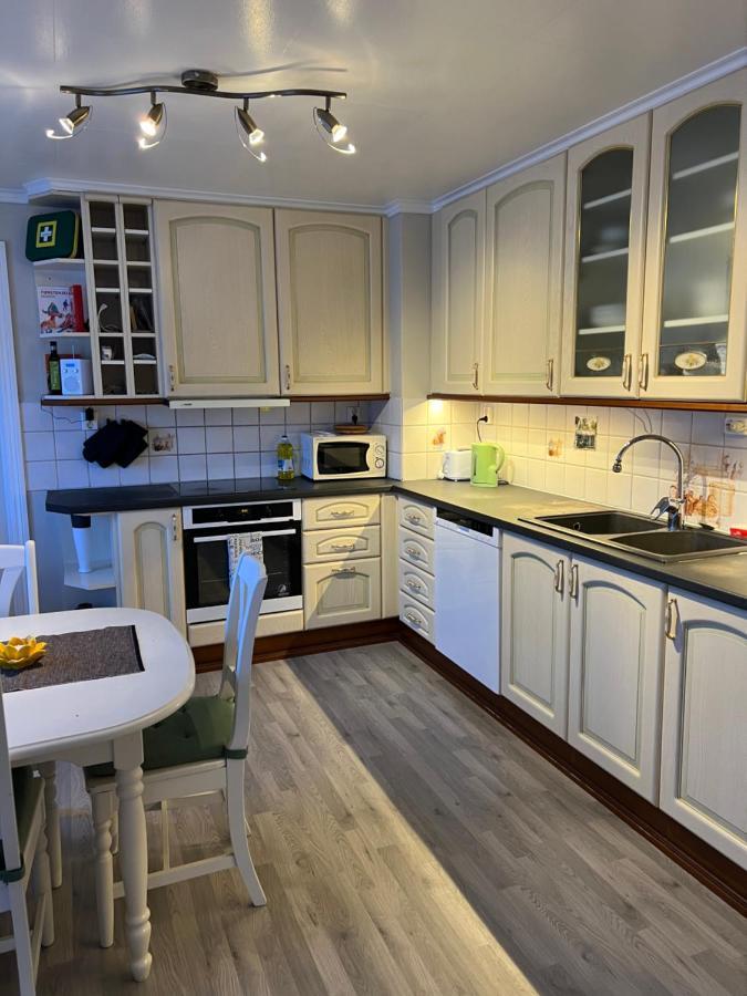 Comfortable 3 Bedroom On One Floor. Apartment *